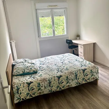 Renovated 3-bedroom Near Utt Lejlighed *