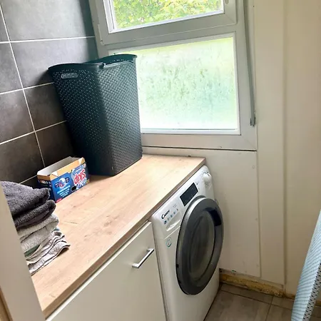 Renovated 3-bedroom Near Utt Lejlighed Troyes